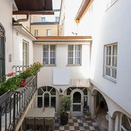 Stylische Cityapartments Benedikt Apartman *